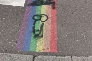 Une croix gammée taguée sur un passage piéton aux couleurs LGBT à Besancon