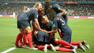 Les joueuses de l'équipe de France féminine de football Eugénie Le Sommer, Gaetane Thiney, Wendy Renard et Kamel Majrhi félicitent Valérie Gauvin après son but lors du match France - Norvège le 12 juin 2019, à Nice, France.