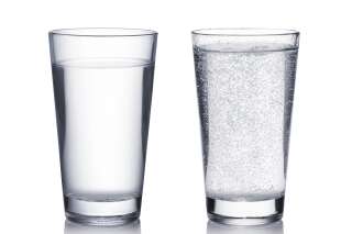 L’eau pétillante est-elle aussi désaltérante que l’eau plate?