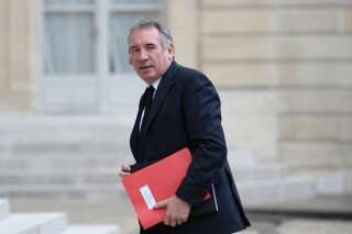 Le Canard enchaîné épingle Karine Aouadj, l'ex-secrétaire particulière de François Bayrou