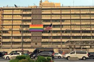 Trump refuse le drapeau LGBT sur ses ambassades... qui se rebellent