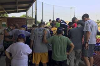 La prière de l'équipe de baseball des démocrates pour leurs collègues républicains touchés par la fusillade d'Alexandria