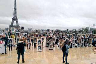 100 portraits décrochés de Macron au Trocadéro contre 