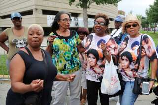 Le cercueil d'Aretha Franklin exposé à Detroit, des centaines de fans se sont réunis pour lui rendre hommage