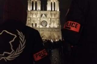 Des centaines de policiers manifestent devant Notre-Dame à Paris