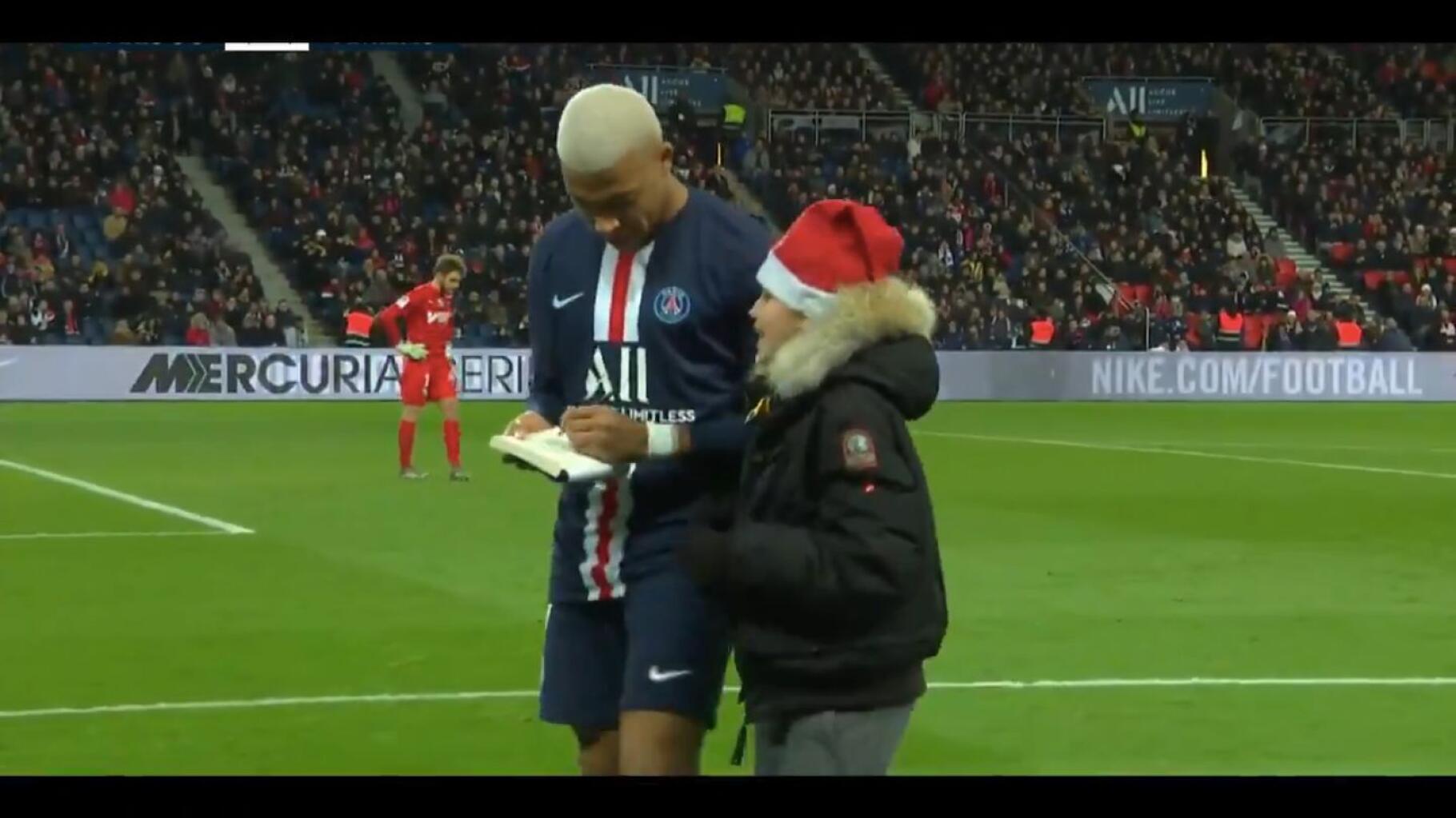 En plein match, Kylian Mbappé signe un autographe à un enfant