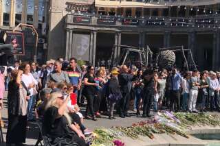 L'hommage à Charles Aznavour suivi sur écran géant par des centaines de personnes à Erevan, en Arménie
