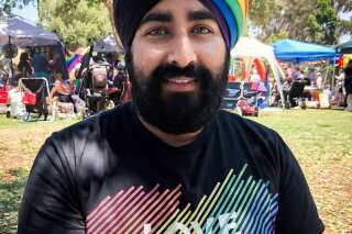 Aux couleurs du drapeau LGBT, son turban met tout le monde d'accord