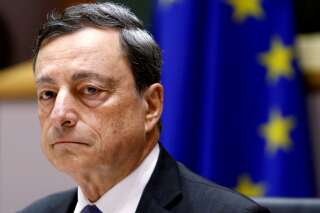 Les marchés suspendus à l'action du patron de la BCE Mario Draghi, incarnation du rejet des Italiens