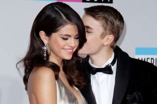 Selena Gomez et Justin Bieber s'embrassent en public lors d'un match de hockey