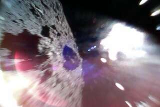 Ces photos ont été prises par des micro-robots juste après s'être posés sur l'astéroïde Ryugu