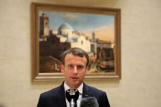 Macron élève une vingtaine de harkis dans les ordres de la Légion d'honneur et du Mérite
