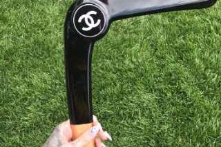Ce boomerang Chanel à 2000 dollars a mis en colère pas mal de monde