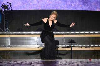 Retour sur scène émouvant pour Adele après cinq ans d'absence