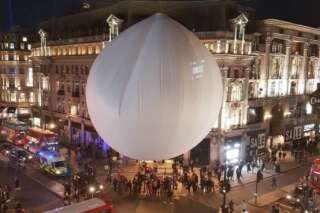 Londres: un ballon géant au-dessus d'Oxford Circus sème le chaos dans la circulation