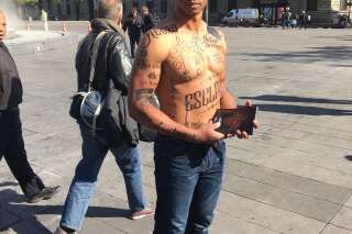 Un homme noir le corps tatoué d'insultes racistes pour dénoncer la 