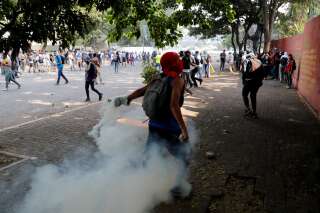 Au Venezuela, une manifestante tuée par balle lors de heurts entre la police et les anti-Maduro