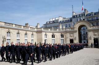 Macron reçoit 250 pompiers à l'Élysée: 