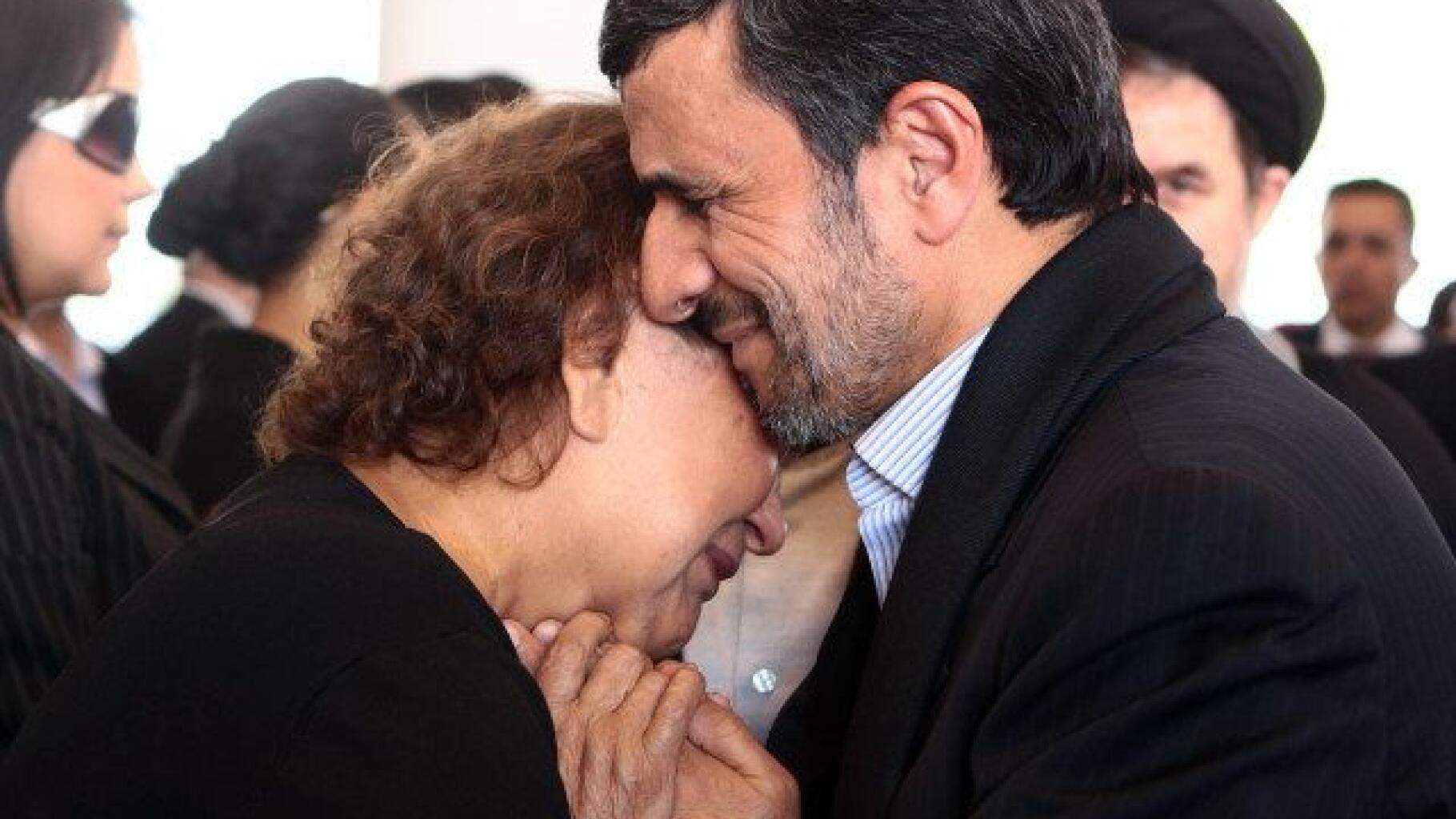 Une photo de Mahmoud Ahmadinejad aux funérailles d'Hugo Chavez choque les  intégristes iraniens