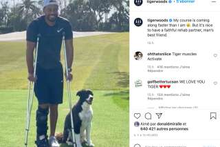 Tiger Woods souriant et en béquilles deux mois après son accident de voiture
