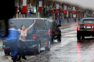 Commémoration du 11 novembre: des Femen forcent la sécurité sur les Champs-Élysées
