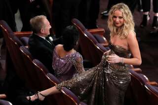 Oscars 2018: Jennifer Lawrence passe par dessus les sièges des Oscars avec un verre de vin