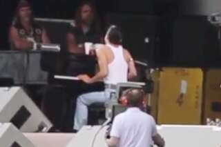 Rami Malek rejoue au geste près la performance de Freddie Mercury lors d'un concert de Queen