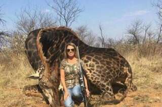 Cette chasseuse américaine fait (encore) scandale pour avoir tué une girafe noire