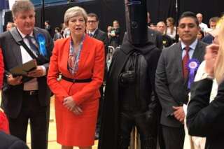 Royaume-Uni : les discours de Theresa May et Jeremy Corbyn photobombés par leurs adversaires déguisés