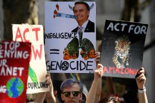 Amazonie: devant les ambassades du Brésil, des centaines de manifestants anti-Bolsonaro