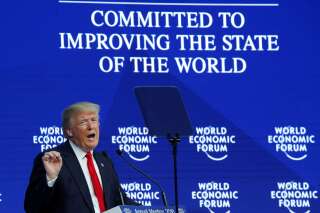 Donald Trump s'en tient pour une fois à son prompteur à Davos, mais ne lâche rien sur le fond