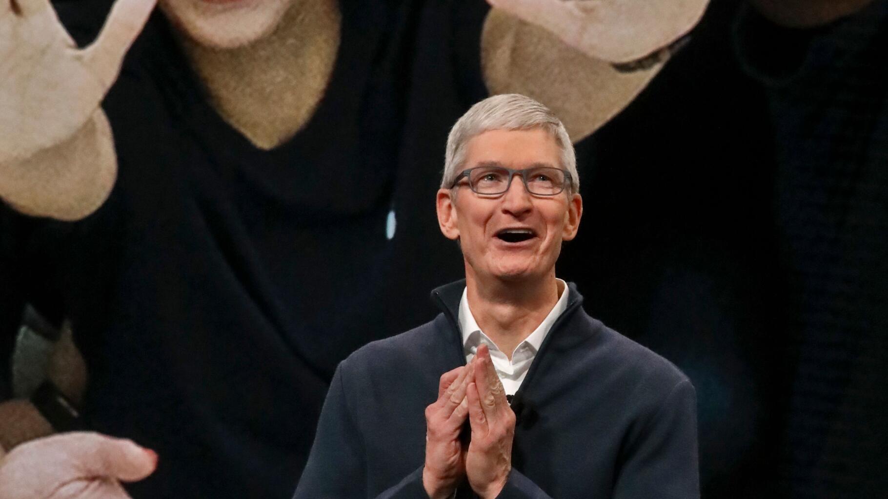 privatliv voldgrav Modtagelig for Tim Cook a un salaire 15 millions de fois plus élevé que celui de Steve Jobs