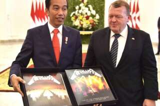 Reçu par le président indonésien Joko Widodo, le premier ministre danois Lars Lokke Rasmussen lui offre un coffret de vinyles Metallica