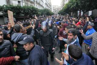 Manifestation contre la présidentielle en Algérie,  des centres de vote assiégés
