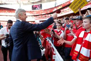 Arsenal: Arsène Wenger offre sa cravate à un jeune fan pour sa dernière à l'Emirates Stadium