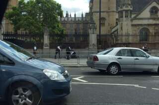 Un homme armé d'un couteau arrêté devant le Parlement à Londres