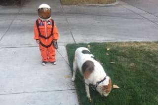 Cet enfant en costume d'astronaute vaut le détour(nement)
