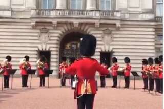 Hommage Aretha Franklin: Les gardes de Buckingham Palace ont chanté 