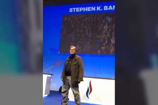 Congrès du FN: Steve Bannon arrive sur scène accueilli par une standing ovation
