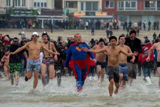 Malgré la vague de froid, 500 nageurs dans la mer du Nord près de Dunkerque pour le 