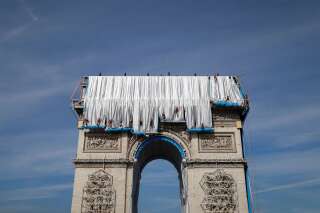 L'emballage de l'Arc de Triomphe rêvé par Christo a commencé à Paris
