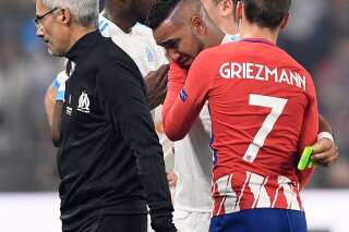OM-Madrid: Blessé, Dimitri Payet sort en larmes et réconforté par une bise d'Antoine Griezmann