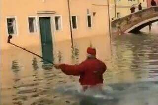 A Venise, cette vidéo d'un homme tombant à l'eau fait rire (jaune) Cécile Duflot