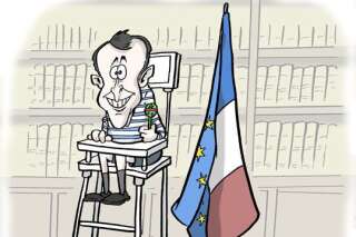 Emmanuel Macron élu président de la République dans un fauteuil