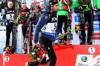 Biathlon: Martin Fourcade quitte le podium où se trouvait l'équipe russe, accusée de dopage