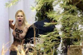 Trois Femen représentant une 