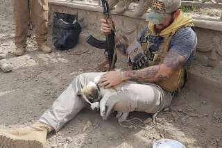 Ce soldat adopte le chiot qu'il a sauvé des décombres en Syrie
