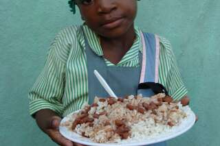 En Haïti, suivez le parcours des repas scolaires du PAM, produits localement, des champs à l’assiette (et vous allez être étonné !)