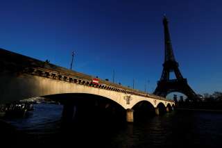 La tour Eiffel éteinte en hommage à Jacques Chirac