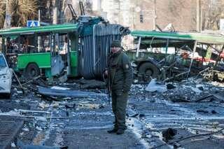 Guerre en Ukraine: Kiev bombardée, Marioupol évacuée, négociations interrompues